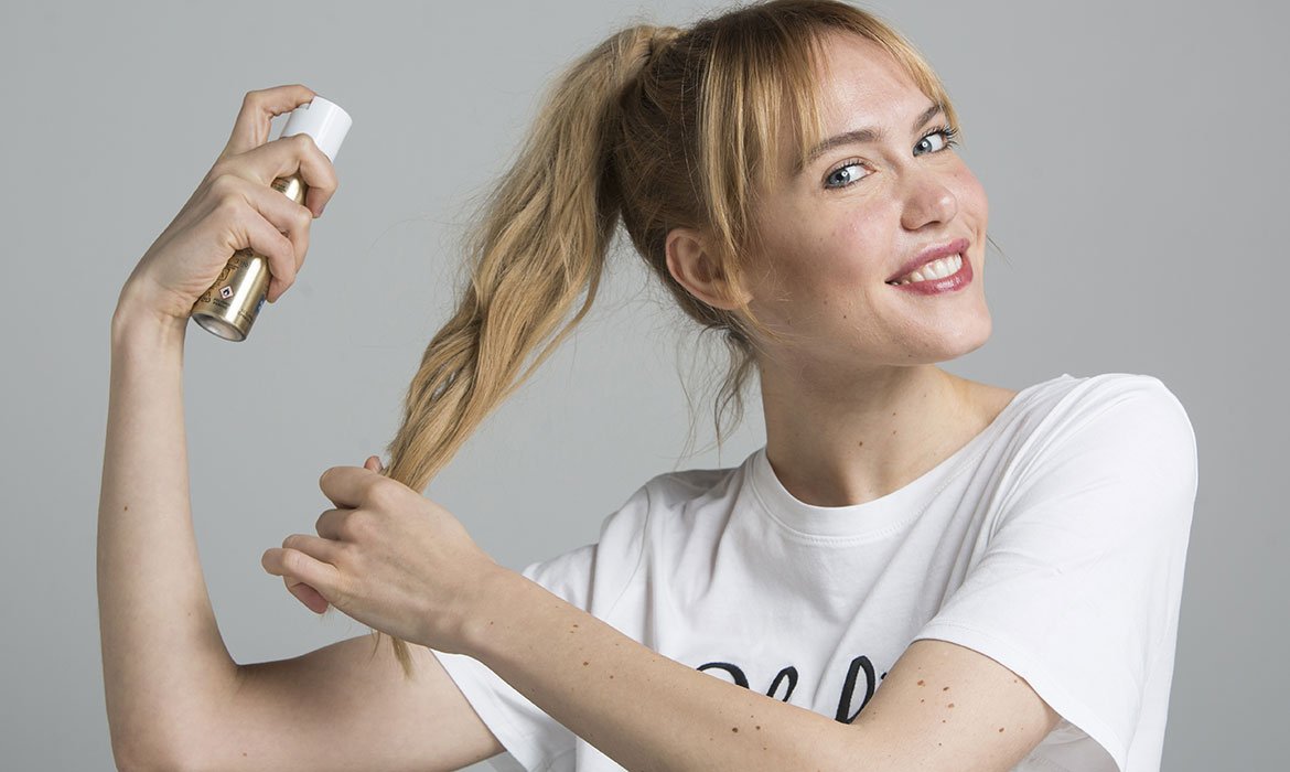 ¿Tienes el pelo muy fino o necesitas fijar tu peinado? Pues en el orden de tus productos para el cabello deja a la Laca Elnett como el broche final. ¡Sujeción y brillo a tope!